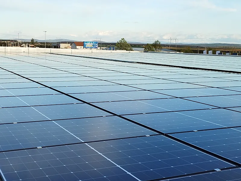 Hullámlemez tetőre szerelt napelemek telepítése 1 Montaj panouri fotovoltaice pe acoperis tabla cutata