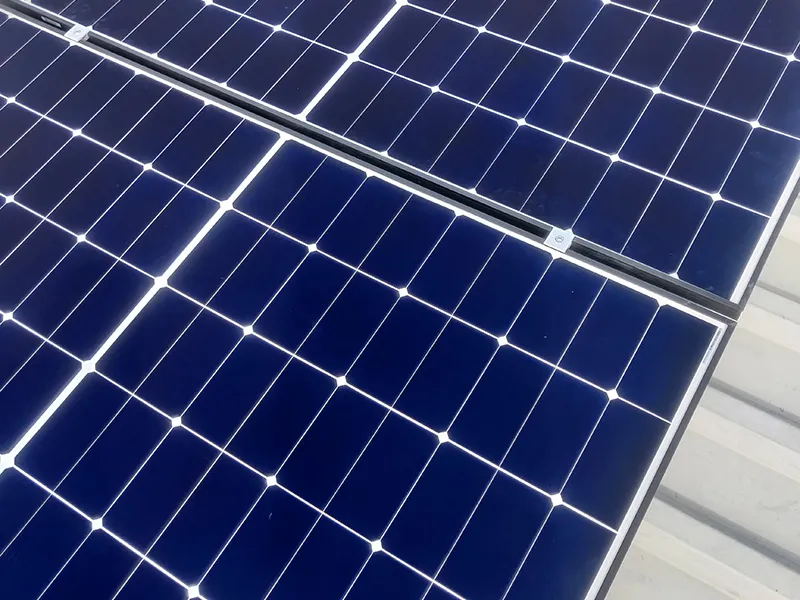 Hullámlemez tetőre szerelt napelemek telepítése 11 Montaj panouri fotovoltaice pe acoperis tabla cutata