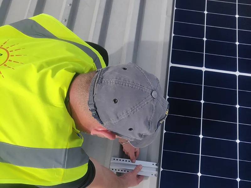 Hullámlemez tetőre szerelt napelemek telepítése 12 Montaj panouri fotovoltaice pe acoperis tabla cutata