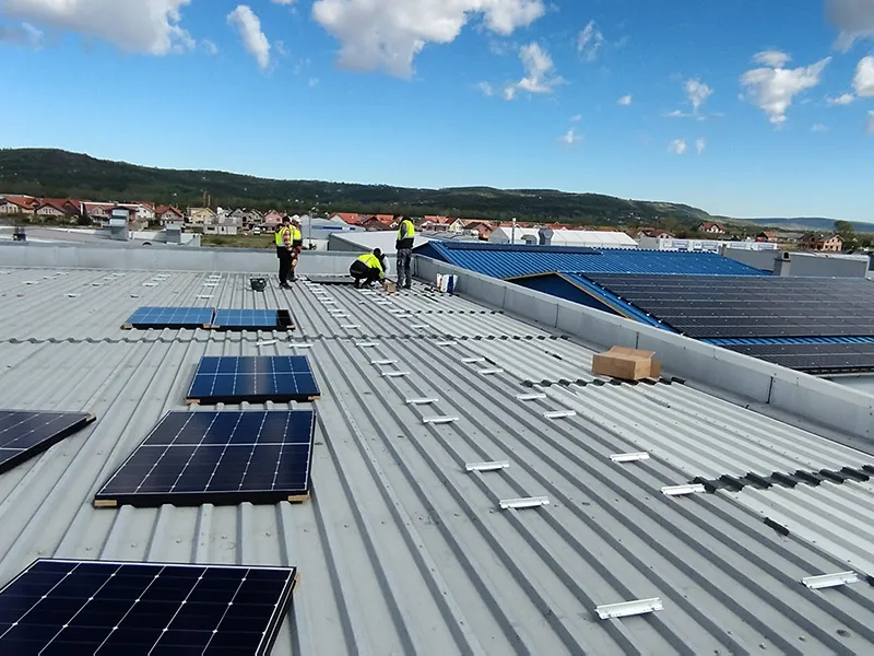 Hullámlemez tetőre szerelt napelemek telepítése 16 Montaj panouri fotovoltaice pe acoperis tabla cutata