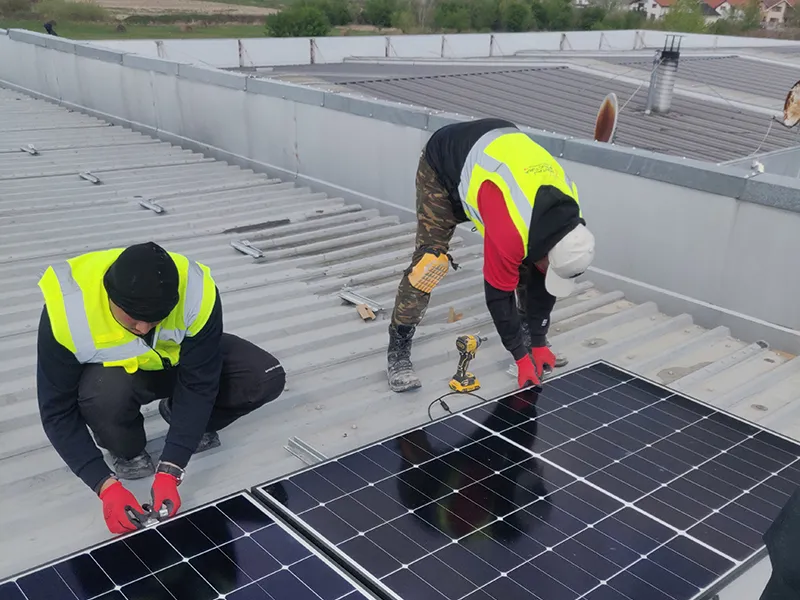 Hullámlemez tetőre szerelt napelemek telepítése 17 Montaj panouri fotovoltaice pe acoperis tabla cutata