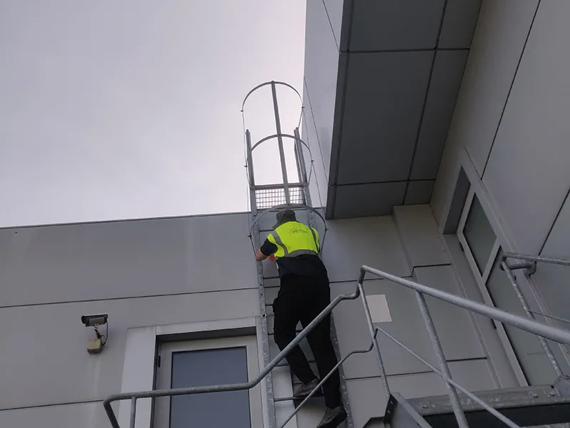 Hullámlemez tetőre szerelt napelemek telepítése 4 Montaj panouri fotovoltaice pe acoperis tabla cutata