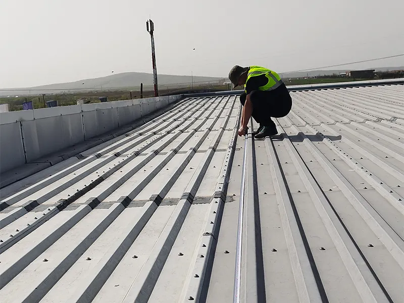 Hullámlemez tetőre szerelt napelemek telepítése 8 Montaj panouri fotovoltaice pe acoperis tabla cutata